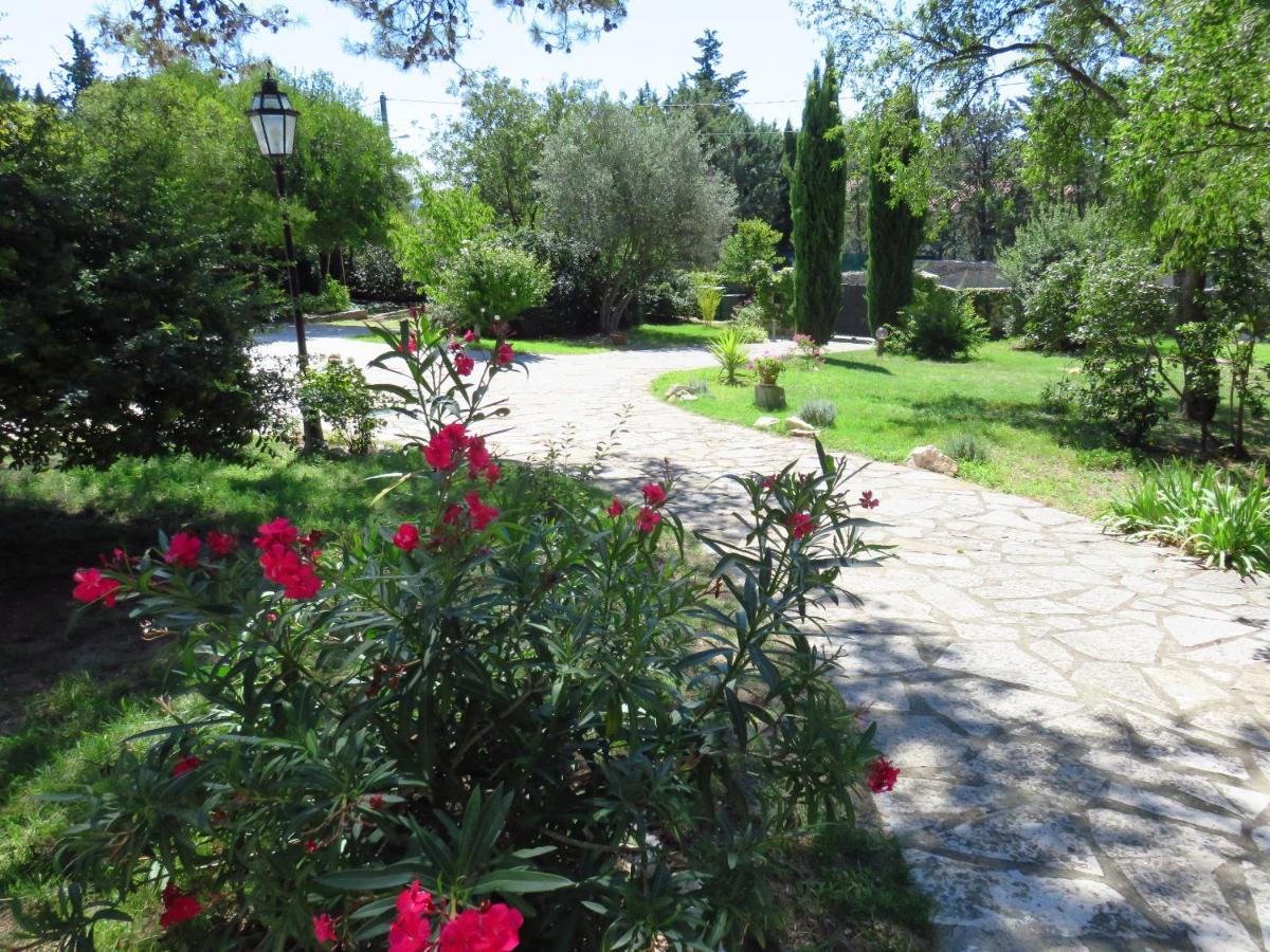 Le Mas Des Cigales Nimes Exterior photo